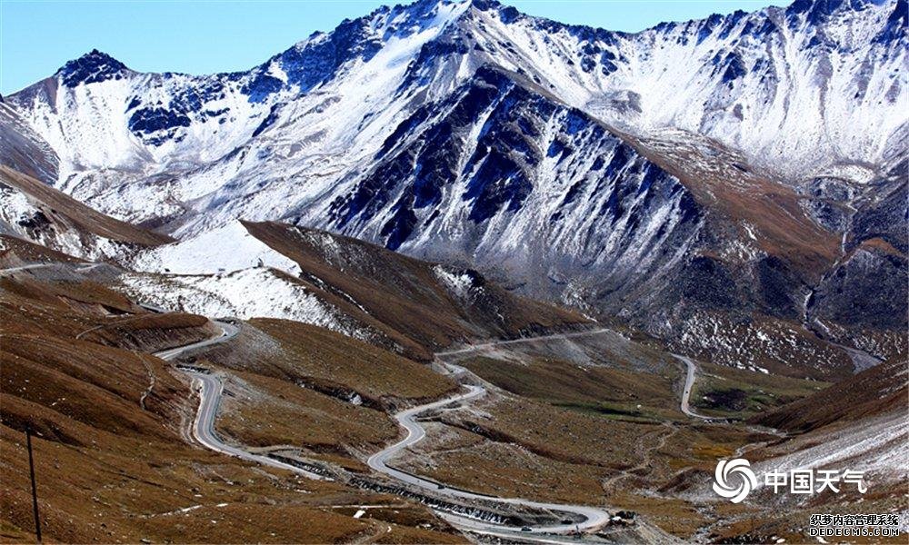 新疆的秋天，色彩斑斓。这里既有一泄千里的河流、明镜般的高山湖泊，万顷碧波的草原，又有光怪陆离的戈壁幻境。或有牧人策马扬鞭赶着牛羊而过，或有老鹰盘旋俯冲，或有天鹅在湖中嬉戏，野马野骆驼也会碰巧路过……和谐而自然，构成一幅完美的动感生态画卷。（陈向晖 摄）