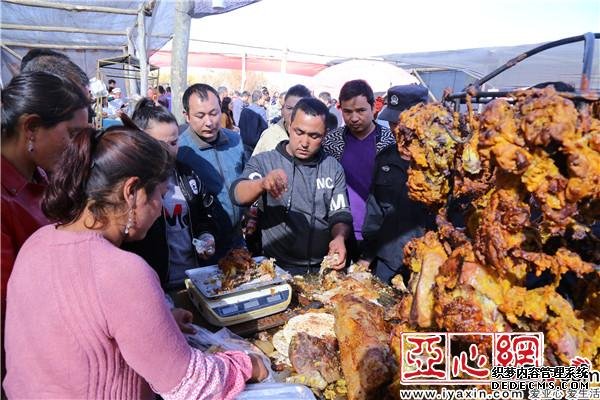 新疆洛浦首届胡杨暨美食文化旅游节游客如潮