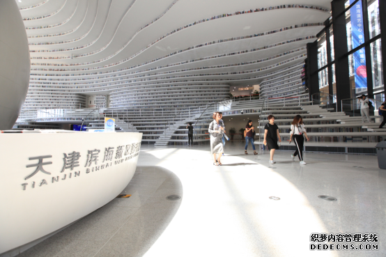 全国网媒看滨海：来天津滨海新区图书馆攀爬“书山”