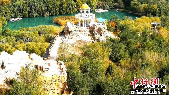 “古老公园”新疆乌什县燕泉山景区秋色迷人。王小军 摄