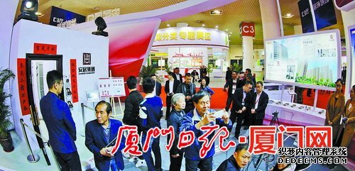 安居集团的展位吸引众多市民。（本报资料图）