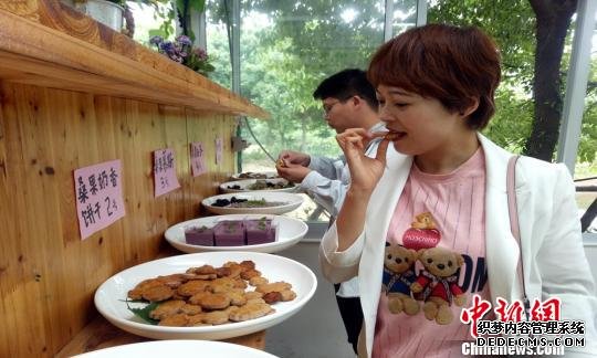 游客在品尝美食，并给菜品美食投票。　钟学满　摄