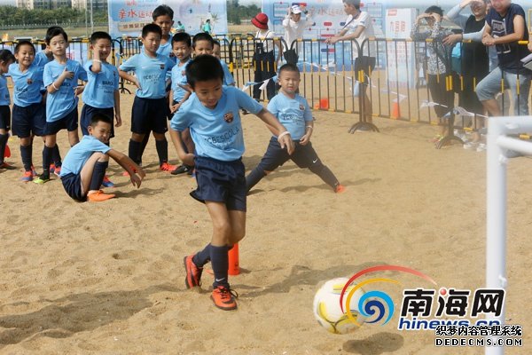 沙滩足球挑战赛海口开赛 琼中女足携手巴萨足球