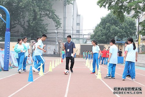 足球你我他五彩大玩家 海淀羊坊店学区足球文化