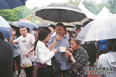 小雨根本挡不住吃货的脚步 亚洲美食文化公园让大家吃嗨了