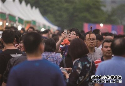 小雨根本挡不住吃货的脚步 亚洲美食文化公园让大家吃嗨了