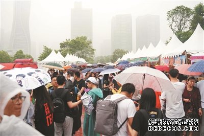 小雨根本挡不住吃货的脚步 亚洲美食文化公园让大家吃嗨了