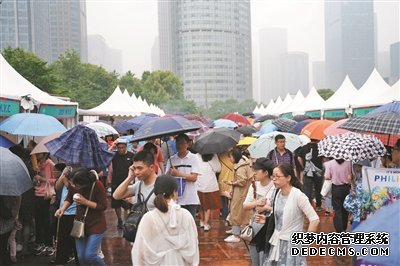 小雨根本挡不住吃货的脚步 亚洲美食文化公园让大家吃嗨了