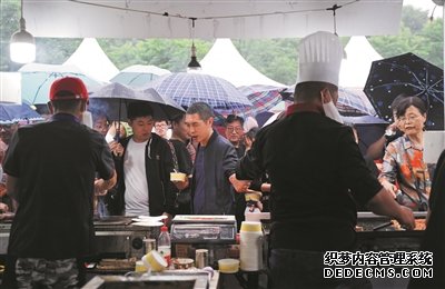 小雨根本挡不住吃货的脚步 亚洲美食文化公园让大家吃嗨了