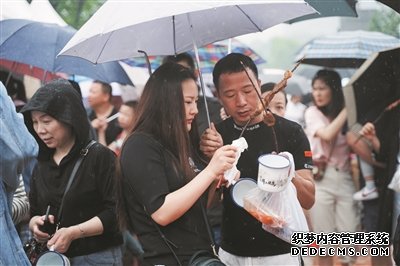 小雨根本挡不住吃货的脚步 亚洲美食文化公园让大家吃嗨了