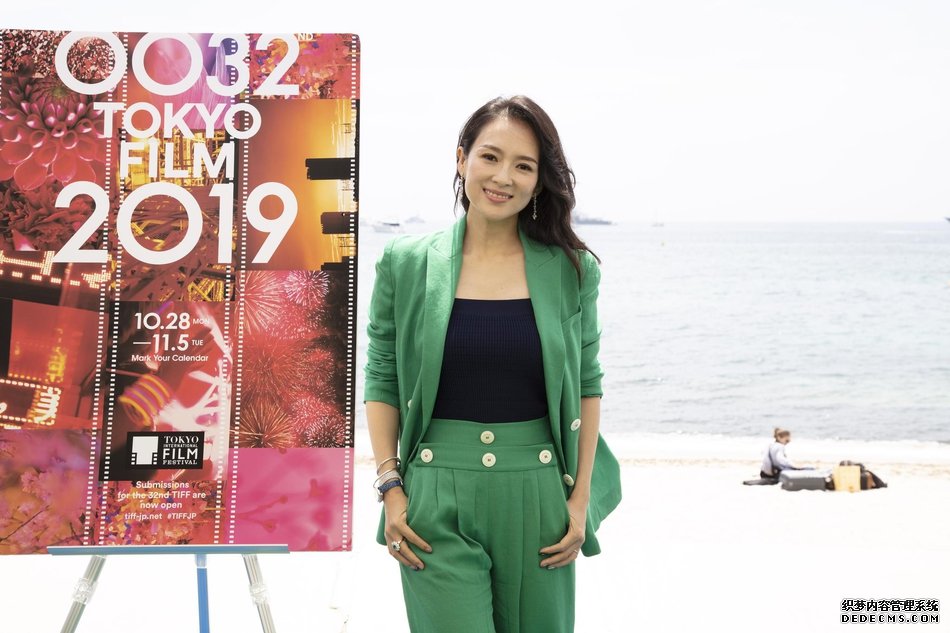 章子怡绿色套装活动亮相 宣布担任东京电影节评