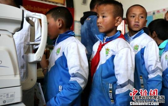 西藏扶贫公益进校园 日喀则农区小学生获免费查抄配镜