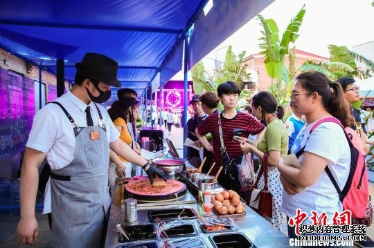 5月24日， “舌尖上的一带一路”国际美食文化论坛暨国际美食嘉年华系列活动在京拉开帷幕。　主办方供图 摄