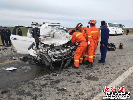 青海海南境内发生一起两车相撞事故 致6人遇难（