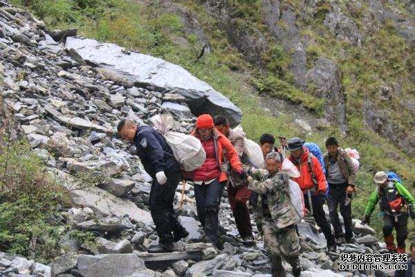 驴友徒步新疆被困 5人获救1人罹难
