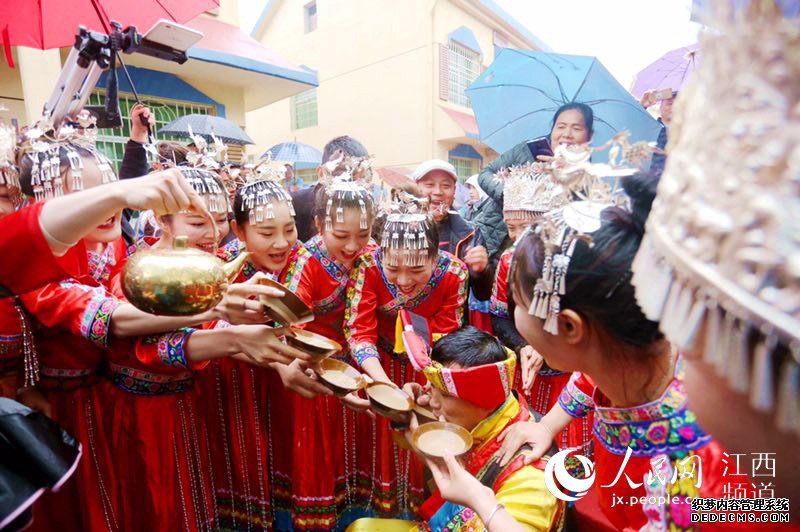 上高县敖山镇洋林少数民族聚集村，游客正在饮高山流水酒。