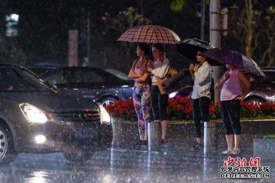 江南华南及东北等地有大到暴雨 北方有大风降温