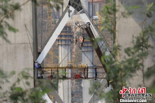 玉磨铁路(中国至老挝国际通道中国段)元江双线特大桥施工现场，工作人员正在桥墩间进行施工。　陈于飞 摄