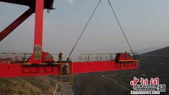 玉磨铁路(中国至老挝国际通道中国段)元江双线特大桥施工现场，工作人员正在进行钢桁梁作业。　陈于飞 摄