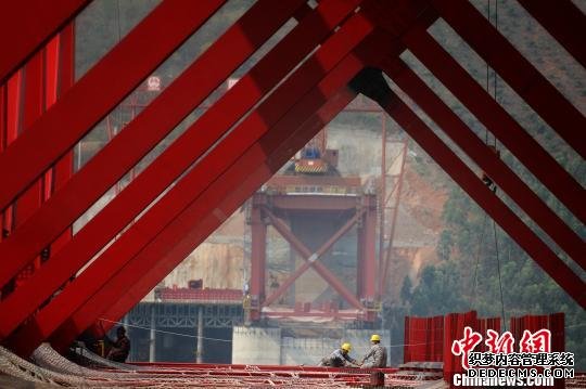 玉磨铁路(中国至老挝国际通道中国段)元江双线特大桥施工现场。　陈于飞 摄