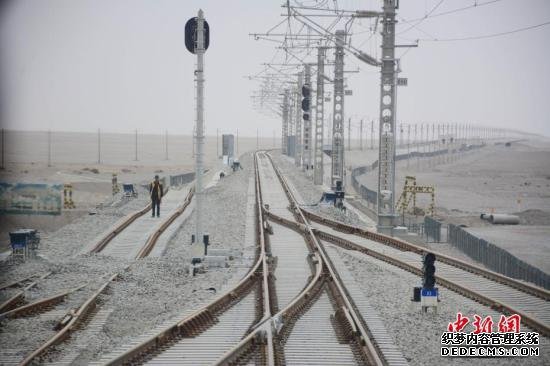 图为5月14日，建设中的格库铁路青海段穿越茫茫戈壁。/p中新社记者 陈韬彬 摄