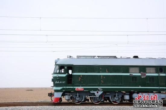 图为5月14日，建设中的格库铁路青海段穿越茫茫戈壁。/p中新社记者 陈韬彬 摄
