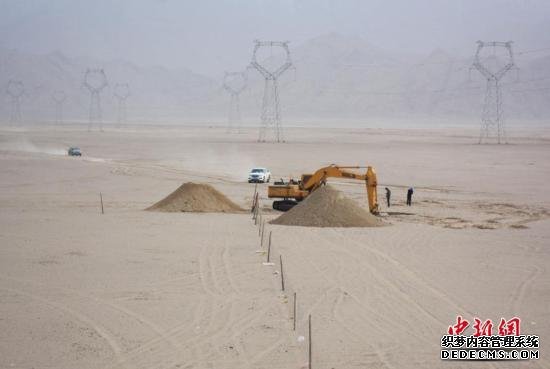 图为5月14日，建设中的格库铁路青海段沿线。/p中新社记者 陈韬彬 摄