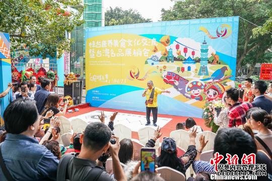 台湾歌手北原山猫吴廷宏给观众带来原汁原味的台湾原生态歌舞。　陈冠言 摄