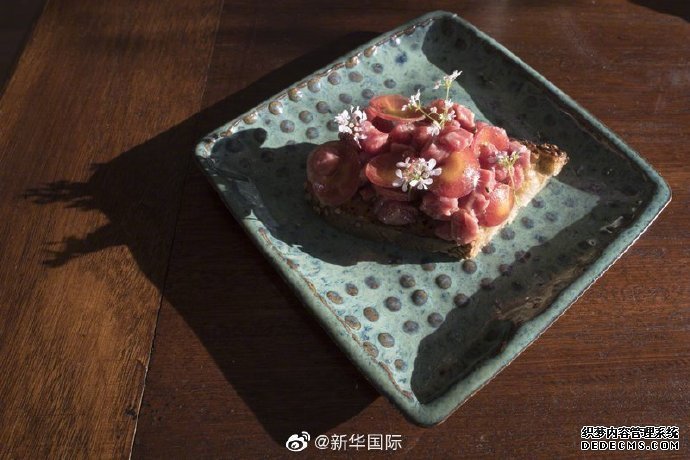 美国“宿舍大厨”续写美食传奇，10秒座位就被预