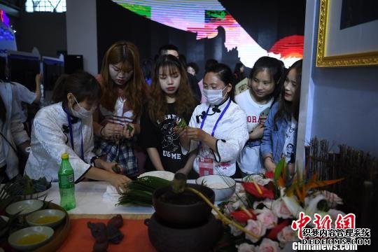 重庆美景美食特技“助阵”国际技术大赛