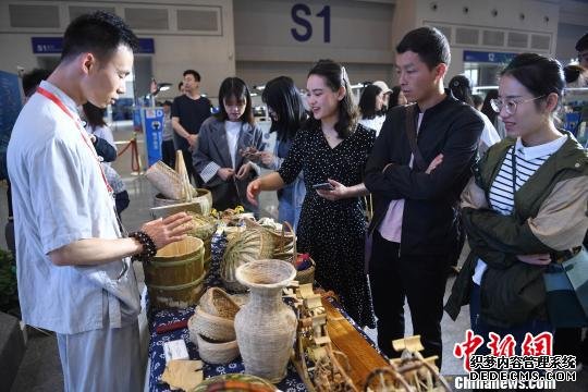 图为手工制品吸引不少嘉宾参观。　陈超 摄