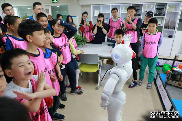 傲梦编程成功举办智能机器人研学活动