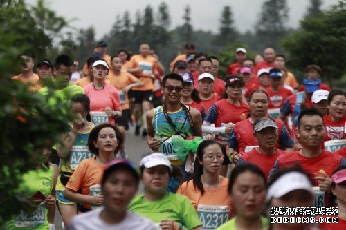 畅游茶海之心 中国凤冈2019锌硒茶乡国际半马火热开跑