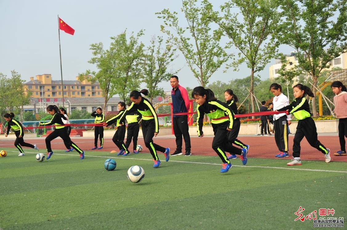 【光明图刊】汗洒绿茵 追逐足球梦的女童