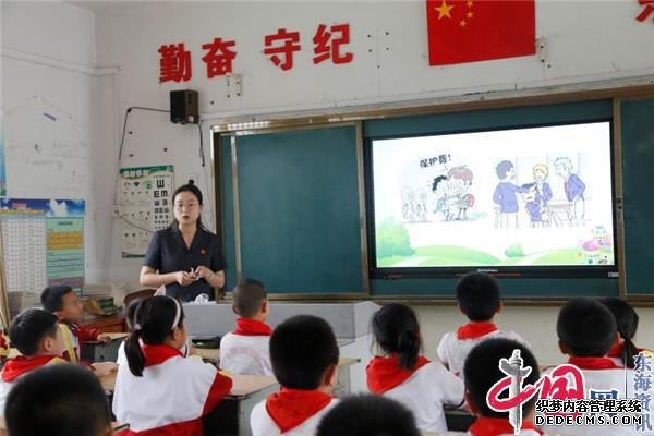 淮安市果林小学邀请法官进课堂 开展“未成年人自我保护”主题教育活动