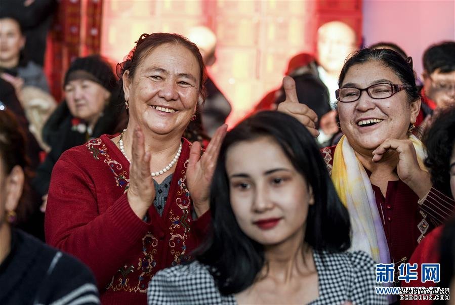 新疆：多民族村庄红红火火迎新春