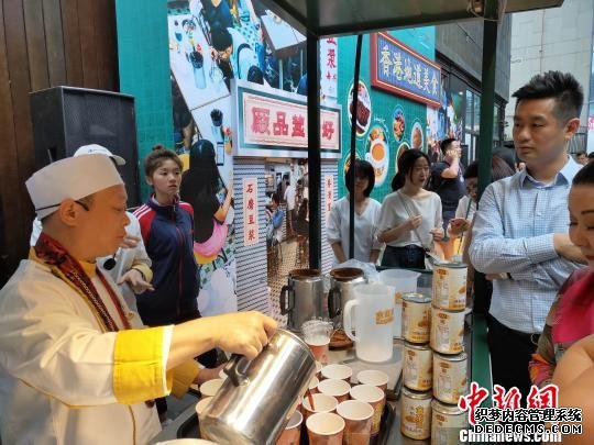 香港地道美食“飘香”成都“金茶王”现场冲制港式奶茶