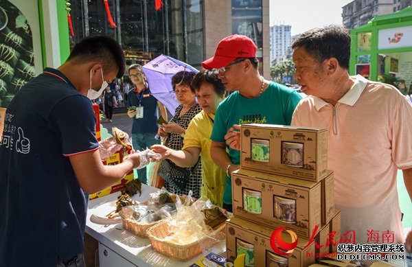 市民游客争相品尝各地特色粽子