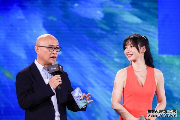 柳岩出席“心动一下”互联网星光盛典 倾情演绎《情路透着光》