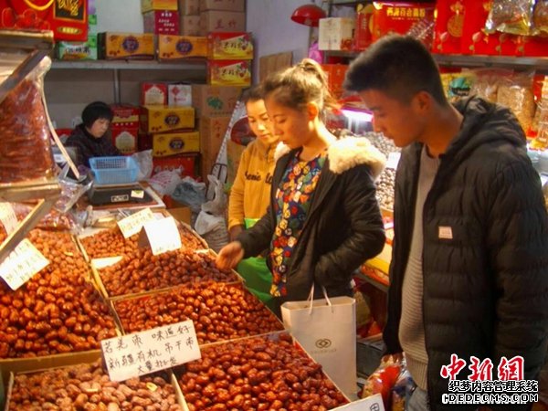 李志燕与同伴在市场调研在售红枣情况 。受访者提供