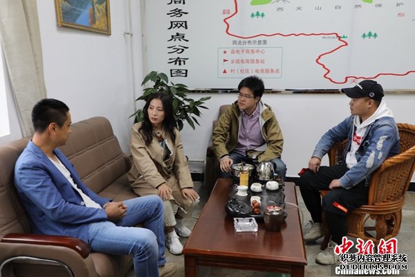 李志燕与新疆特克斯县电子商务中心负责人洽谈合作。受访者提供
