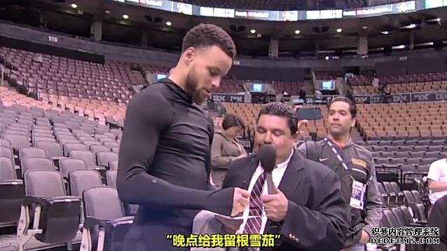 NBA总决赛爆笑采访：库里为詹皇署名，一问题让勇士众将面红耳赤