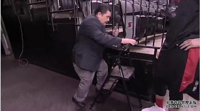 NBA总决赛爆笑采访：库里为詹皇署名，一问题让勇士众将面红耳赤