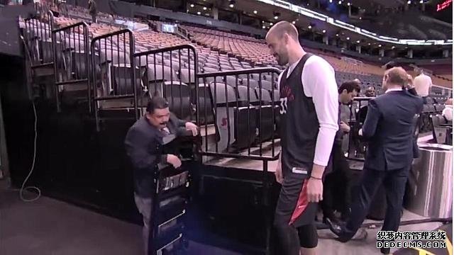 NBA总决赛爆笑采访：库里为詹皇署名，一问题让勇士众将面红耳赤