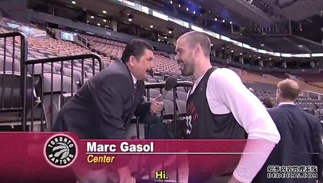 NBA总决赛爆笑采访：库里为詹皇署名，一问题让勇士众将面红耳赤