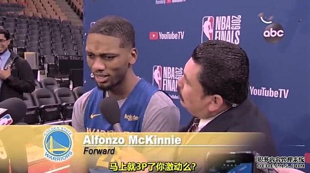 NBA总决赛爆笑采访：库里为詹皇署名，一问题让勇士众将面红耳赤