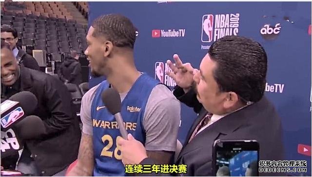 NBA总决赛爆笑采访：库里为詹皇署名，一问题让勇士众将面红耳赤