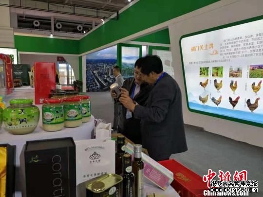 四川省广元市在甘肃参展的产品受亲睐。　刘薛梅 摄
