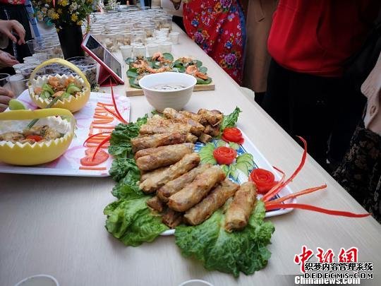 留学生为中国学生做的美食。　唐小晴 摄