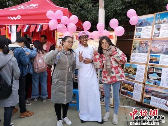 也门留学生和中国学生合影。　唐小晴 摄